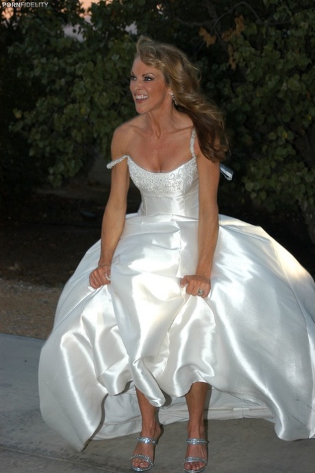 La guapísima Shayla LaVeaux, vestida de novia, recibe las críticas de su marido
