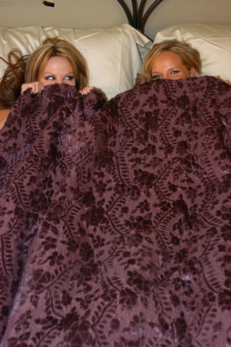 Rondborstige blondines Lauren Lee & Kelly Madison worden geneukt door een geile pornoster