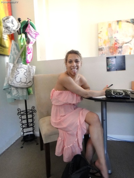 La rubia aturdidora con un vestido rosa Natasha Vega desnuda las tetas durante una sesión de maquillaje