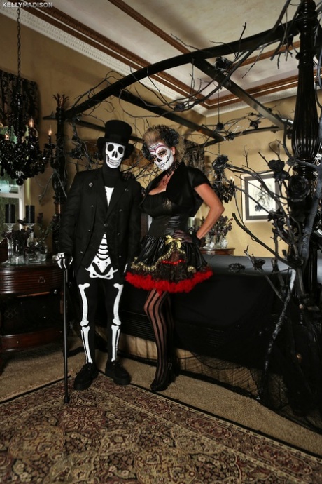 Rondborstige skelet babe Kelly Madison toont haar grote tieten als Halloween traktatie
