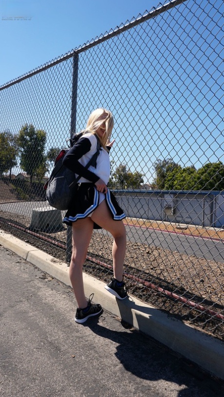 Blonde cheerleader Lily Rader pijpt in POV & laat haar tienerkutje beuken