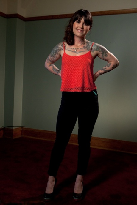Vackra Vivienne Del Rio klär av sig och visar upp sin perfekta tatuerade kropp