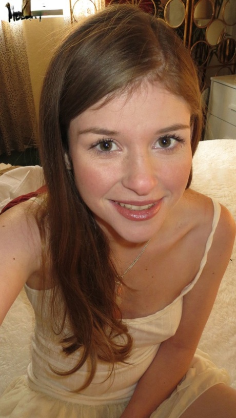 Hete jonge Lara Brookes pelt haar sexy tienerkleding af om haar weelderige tieten te laten zien