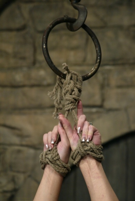 Mallory Knots appare con le mani appese al ring e le tette dure legate