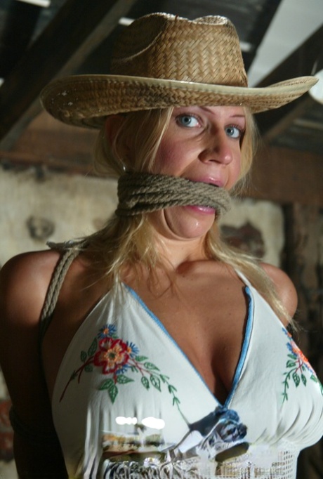 Blond cowgirl Xana ster gets tied naar een zadel & has haar tieten gebonden & weighted