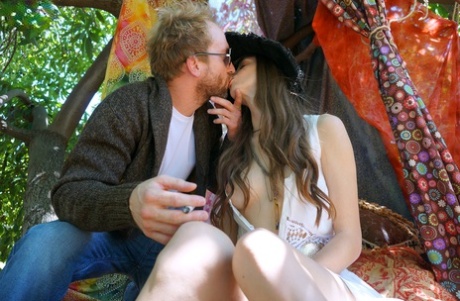 Hippie-tøsen Willow Hayes praktiserer fri kærlighed under et træ