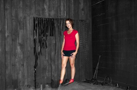 Amerykańska solowa modelka Sara Faye pokazuje swoje majtki w lochu