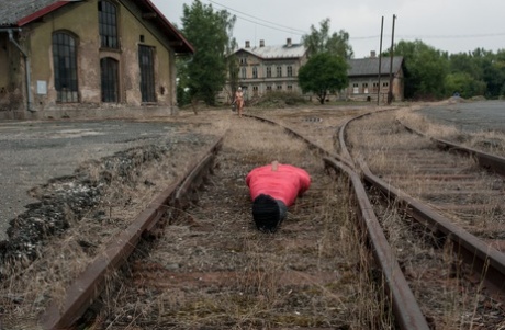 Голая домина Лорелей Ли катает мумифицированного субчика страпоном по железнодорожным путям