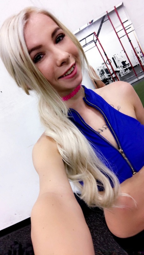 Fit blonde Mädchen Kenzie Reeves knallt einen Mann in der Turnhalle nach einem Training