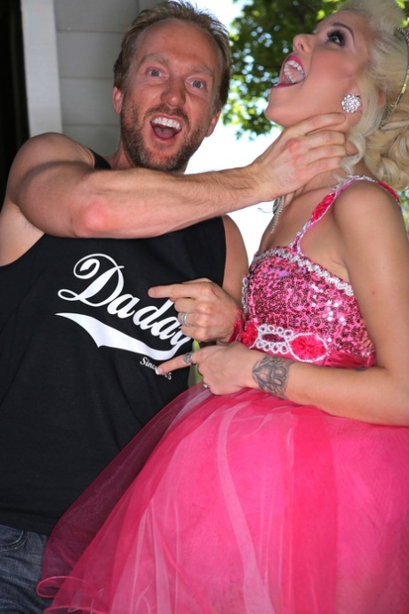 Süße Teenie-Prinzessin in rosa Halle Von reitet Ryan Madisons großen Schwanz