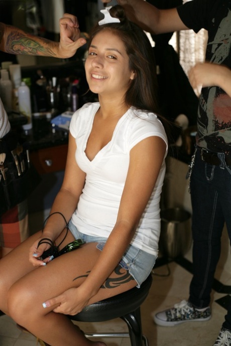 Het jonge Latina meisje Jynx Maze wordt verleid in het huis van Madison