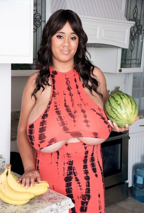MILF Roxi Røde viser av hennes gigantiske meloner som er mye større enn vannmeloner