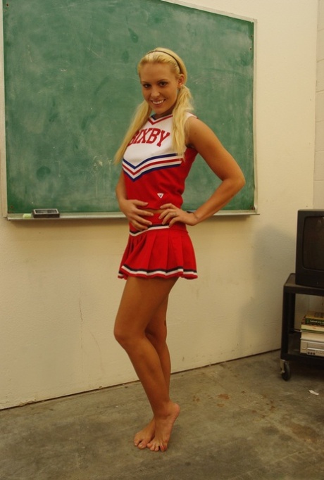Sassy blonde cheerleader Jamey James sucks cock & dominates guy in classroom