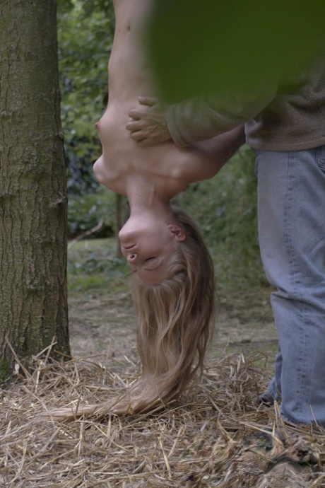 Cayenne Klein, sans défense, est malmenée lors d'une action BDSM en plein air avec suspension inversée.