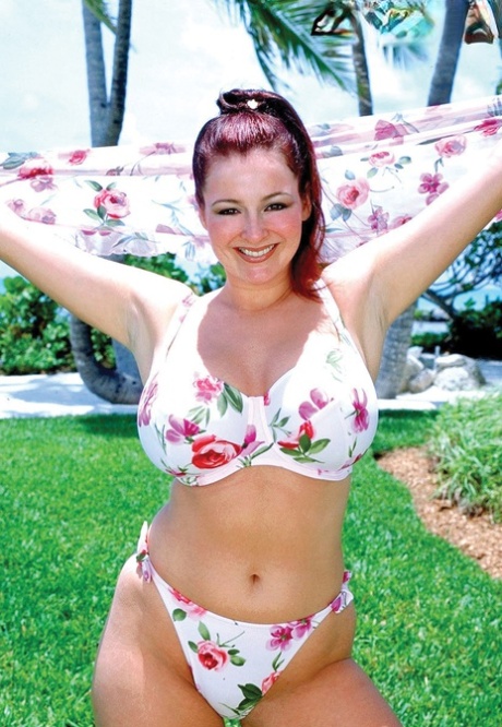 Britiske Lorna Morgan avdekker puppene sine når hun tar av seg bikinien