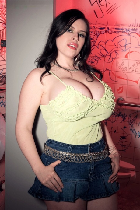 Mørkhåret, fyldigere Daphne Rosen holder sine bryster for et cumshot