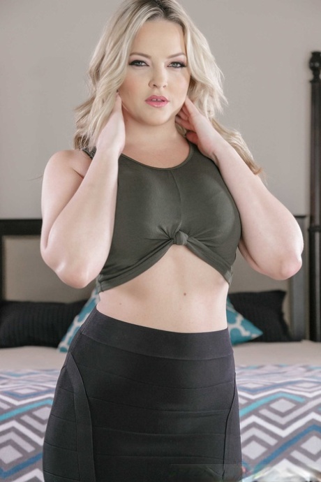 Alexis Texas, blonde plantureuse, se déshabille pour montrer son gros cul et ses seins sur le lit.
