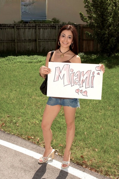 Brünette Küken Nikki Vee setzt aus, um eine kostenlose Fahrt nach Miami zu genießen