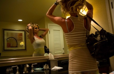 熟女ワーキングガール、ナディア・ヒルトンがセクシーなナースコスプレで巨乳を披露