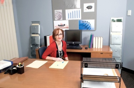 Dyrektor szkoły średniej Layla Redd uwodzi ucznia w swoim biurze