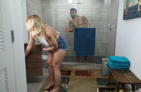 Манящая блондинка с большой задницей и натуральными сиськами Hadley Viscara трахается в ванной