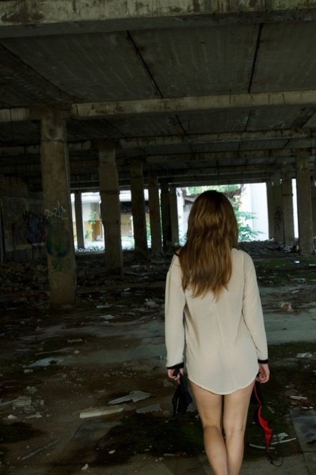 Lotyšská teenagerka Alice Smith si jde hrát se svou kundičkou na opuštěné místo