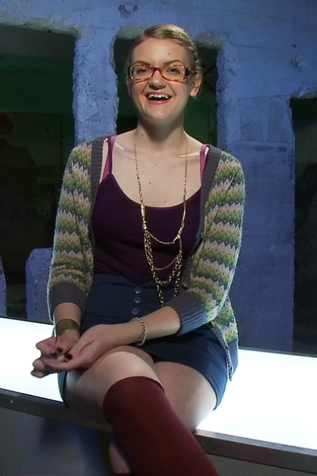 Ivy Mokhov, 18 ans, fait glisser un godemiché dans son trou du cul en chaussettes.