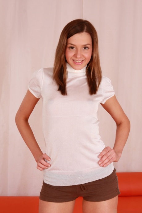 Młoda nastolatka z płaską klatką piersiową szeroko rozkłada tyłek i różową cipkę na kanapie