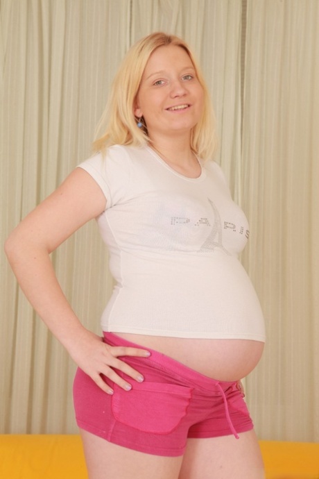 La rubia embarazada Jessica Lion expone sus tetas naturales y recibe una paliza en su coño peludo