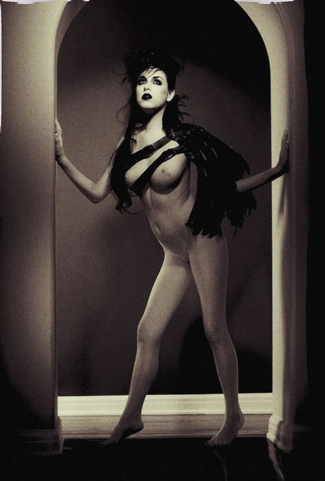 Goth-modellen Heather Joy går barfota under svartvit fotografering