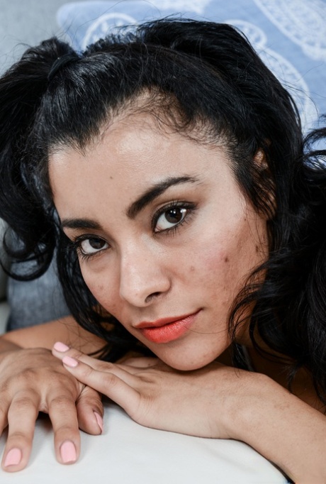 Den vackra latinamerikanska skönheten Maya Morena visar alltid gärna sin vagina i kameran