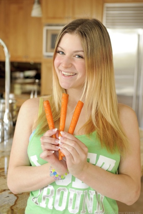 Rubia amateur se mete zanahorias por el coño en la cocina