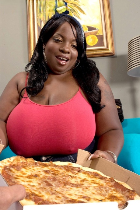 Busty ebony fatty Diamond Knights får ett hårt skaft från ett pizzabud
