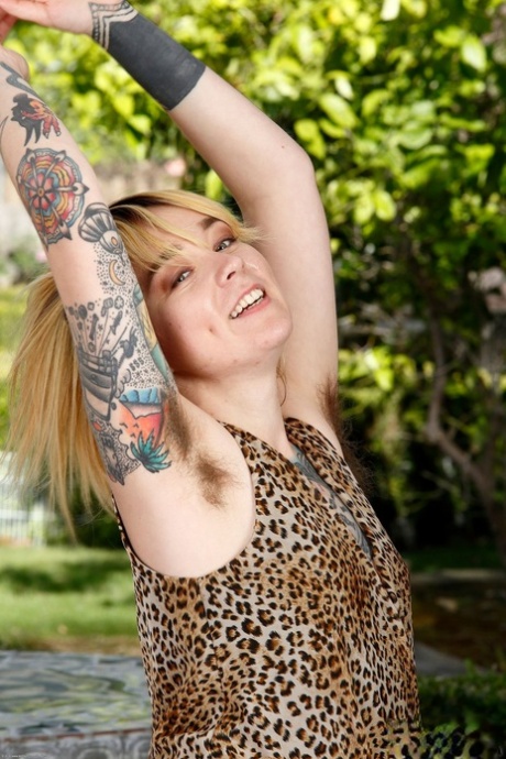 Татуированная красотка Фелиция Фишер всегда готова показать волосатые подмышки и вагину