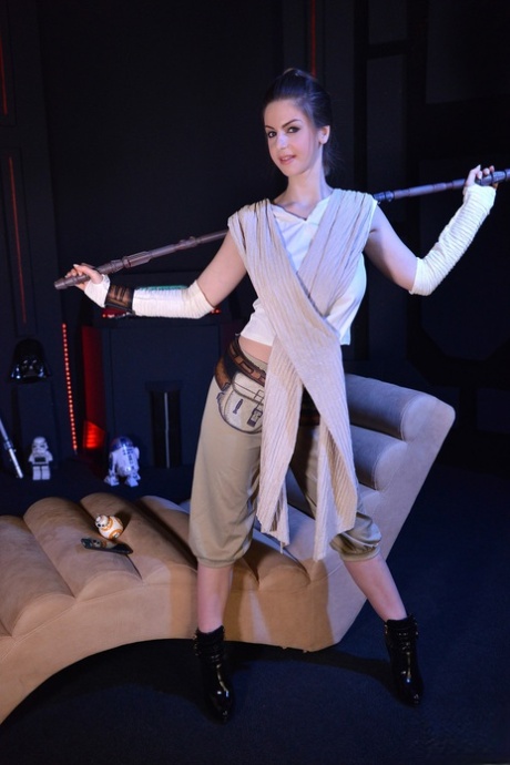 Den kvinnliga Jedi-krigaren Stella Cox har tid över för att röra vid sin våta persika
