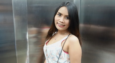 Söt thailändsk tjej sprutar sperma från sin skalliga fitta efter att ha knullat en farang
