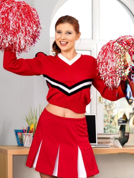 Schöne teen Cheerleaderin Sarka zieht ihre Uniform aus und spielt mit einem dildo