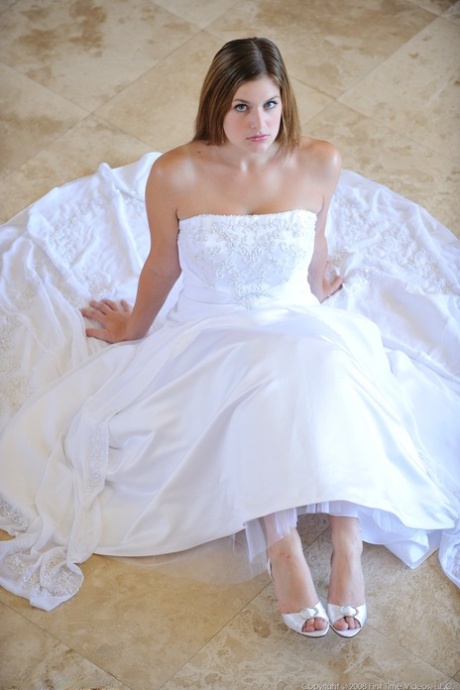 丰满迷人的业余模特丹妮尔在室内和泳池边展示婚纱礼服