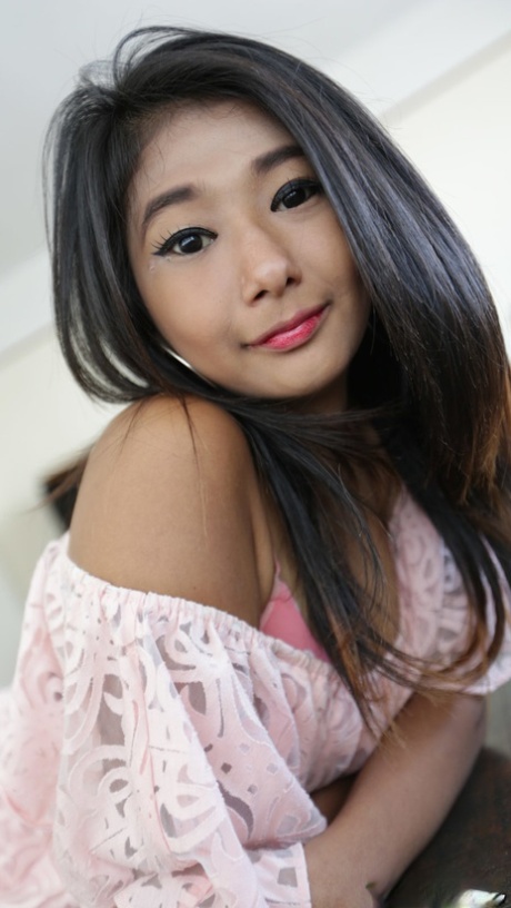Симпатичная девушка из Таиланда снимает одежду, чтобы начать карьеру обнаженной модели
