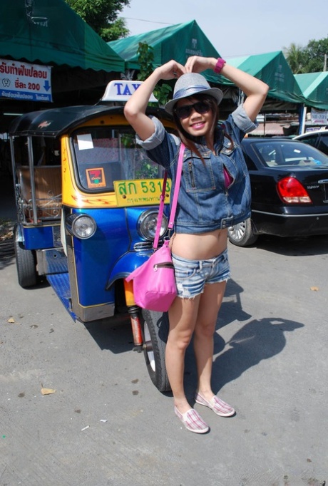 Thai chick meets American tourist and gets in bike taxi in amateur pics