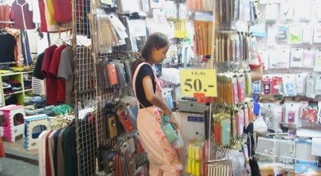 Den slanke thailandske pige Puy lader sig overtale til at slippe sine små bryster løs fra overalls