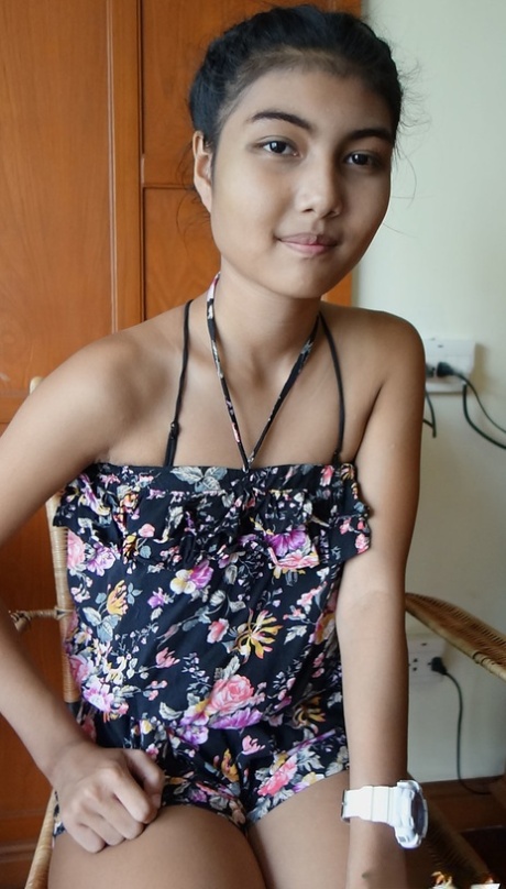 Kleine Aziatische tiener Pauw trekt haar jurk uit en pronkt met haar tieten en harige poesje