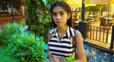 Mager Thais meisje met tatoeages en beugel maakt haar debuut als naaktmodel
