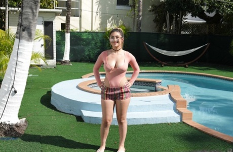 Серена Скайс хорошо проводит время в бассейне, раздеваясь и получая трах