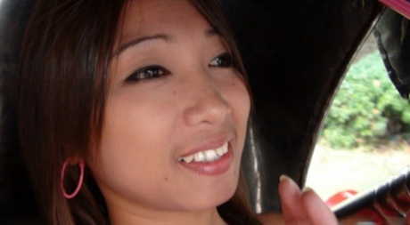 Petite Asian cutie zeigt ihren Schwanz saugen Fähigkeiten, bevor sie ihren Arsch jizzed