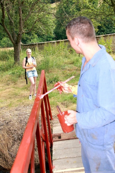 La sexy teenager Darina fa un pompino ad un bel ragazzo locale sul ponte e lo scopa