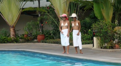 Миниатюрные филиппинки Джеремай и Майка демонстрируют бритые киски в бассейне
