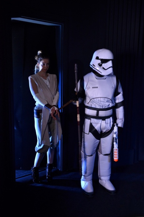 Ebony Trooper og White Jedi slår seg sammen for å dobbeltpenetrere skjønnheten Stella Cox.