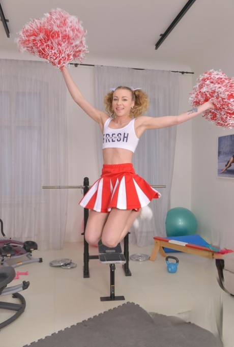 Schattige cheerleader Angel Emily in vlechten trekt uniform uit voor triootje kontneuken