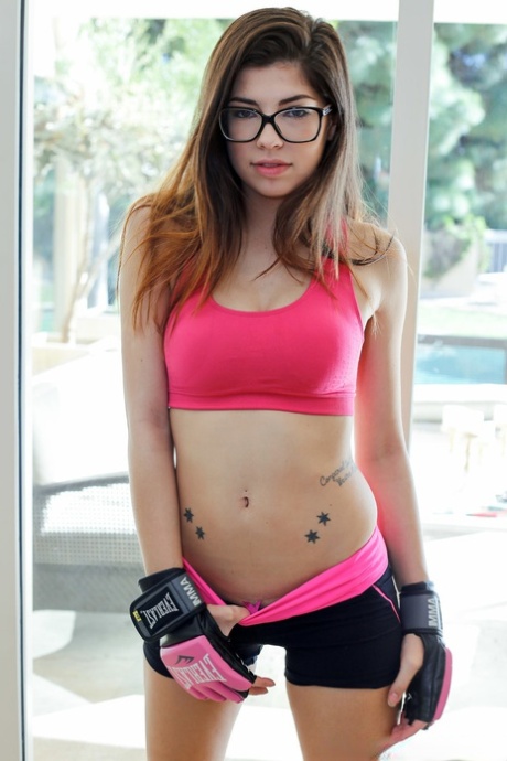 Ava Taylor zeigt mit sportlicher Brille ihre rasierte Muschi und ihren kleinen Arsch